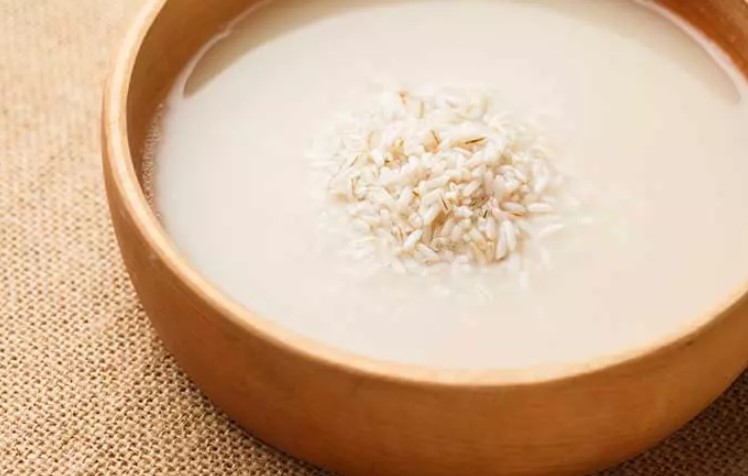 Ev Yapımı Yaşlanma Karşıtı Yüz Maskeleri 6 Ev Yapımı Yaşlanma Karşıtı Pirinç Suyu Yüz Maskesi