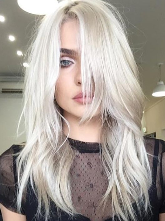 En Çekici Orta Boy Saç Modelleri 2023 2 Platin Sarı orta boy saç modeli